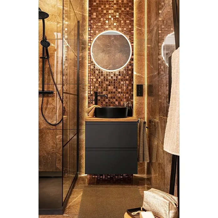 Camargue Espacio Waschtischplatte - 60 x 46 x 3,2 cm, Doce - Badezimmer-Interieur mit stilvollem Waschtisch in Schwarz und rundem Spiegel mit Beleuchtung, akzentuiert durch goldene Fliesen und Dusche.