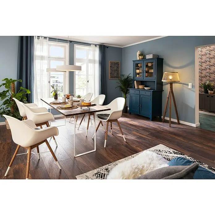 Möbelfuß Strong - L x B x H: 4 x 35 x 38,5 cm, Traglast: 250 kg, Stahl, Weiß - Das Bild zeigt einen Essbereich mit einem Holztisch, weißen Stühlen und einem blauen Schrank. Eine stilvolle und einladende Atmosphäre wird geschaffen.