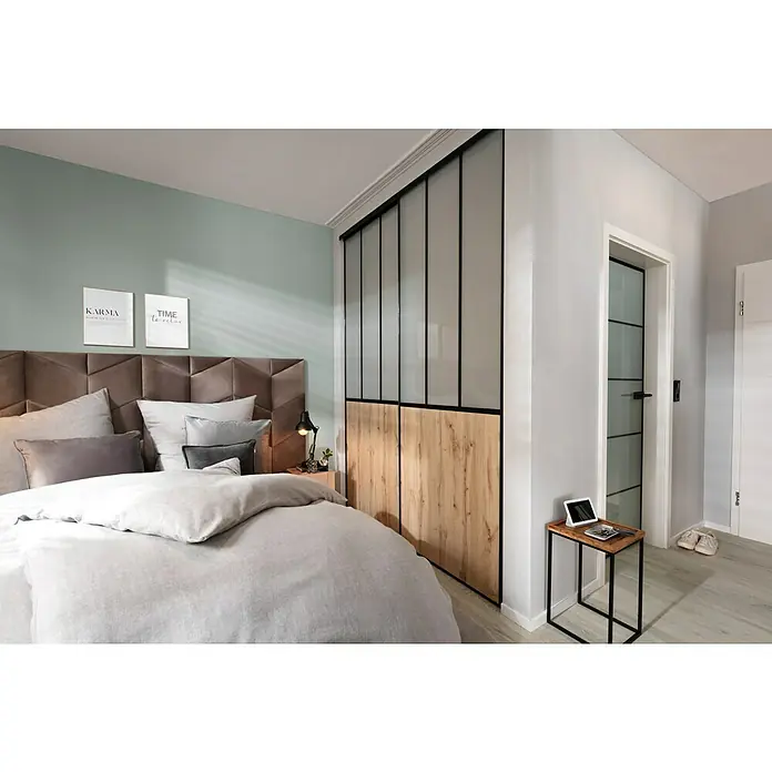 Reinders Bild Slim Frame WoodKarma, B x H: 30 x 40 cm - Ein Schlafzimmer mit einem stilvollen Bett, Nachttisch und einer modernen Schrankwand mit Holz- und Glaselementen.