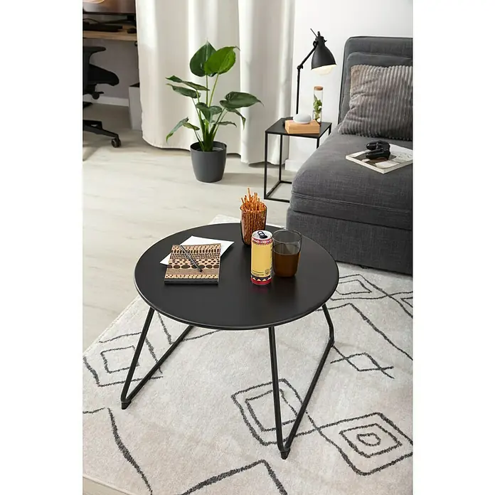 Sunfun Sarah Garten-Beistelltisch rund - Ø x H: 60 x 41,5 cm, Stahl, Schwarz - Ein schwarzer runder Couchtisch mit Getränken und Snacks auf einem gemusterten Teppich im Wohnzimmer.