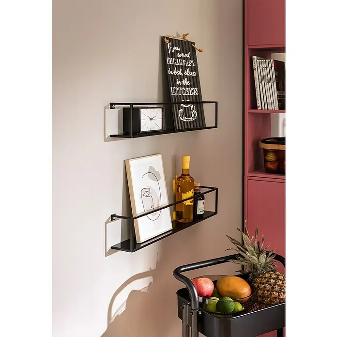 Dolle Estante de pared Aquarium - L x An x Al: 60 x 8 x 12 cm, Carga soportada: 15 kg, Acero - Estantes de pared metálicos negros con decoraciones, incluyendo marco de fotos, reloj, vino y letrero de cocina. Elementos decorativos en un carrito de servicio.
