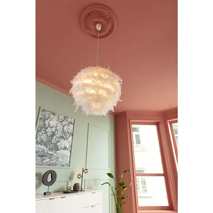 Nmc Decoflair Rosette M67 - Durchmesser: 50 cm, Hochverdichteter Polyurethanschaum (PU), Weiß, 1 Stk. - Nahaufnahme einer stilvollen Federleuchte, die von einer verzierten Deckenrosette in einem Zimmer mit farblich abgestimmtem Dekor hängt.
