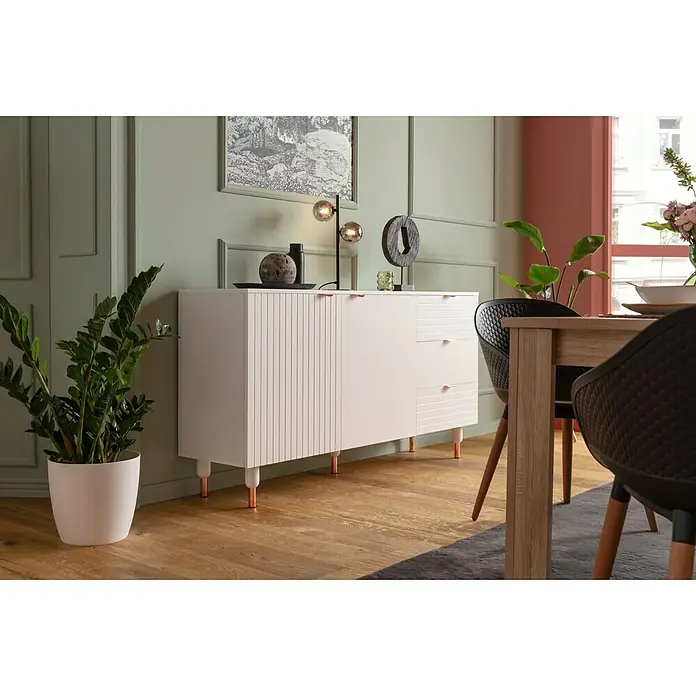 SCHÖNER WOHNEN-Farbe Wandfarbe Trendfarbe Limited Collection - Spa, Matt, 1 l, Konservierungsmittelfrei - Ein modernes Sideboard in Weiß mit Lamellentüren und Kupferfüßen, das eine elegante und stilvolle Ergänzung für jeden Raum darstellt.