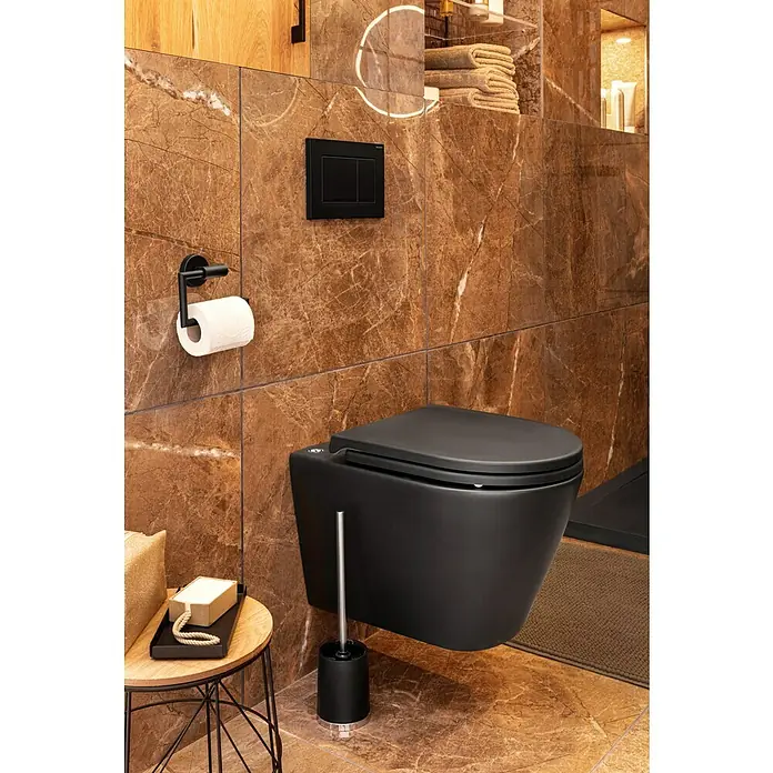 Geberit Betätigungsplatte Sigma 20 - 115.883.16.1 - Schwarz Lackiert, 2-Mengen-Spülung - Nahaufnahme einer modernen Toilette mit Spülknopf, Toilettenpapierhalter und Accessoires in einem stilvollen Badezimmer.