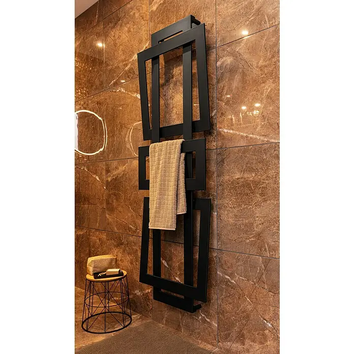 Szagato Designheizkörper Art II - B x H: 600 x 1.800 mm, Wärmeleistung bei Vorlauftemperatur von 75 °C (D: 50): 1.019 W, Schwarz - Moderner, schwarzer Handtuchwärmer mit quadratischem Design und beigem Handtuch in einem eleganten Badezimmer.