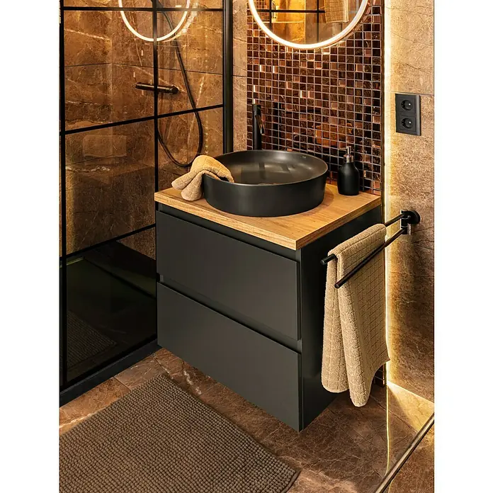 Camargue Espacio Waschtischunterschrank100 x 46 x 60 cm, 2 Schubkästen, Gama anthrazit matt - Elegantes Badezimmer-Interieur mit einem modernen schwarzen Waschbecken auf einem Holzunterschrank und einem Handtuchhalter.