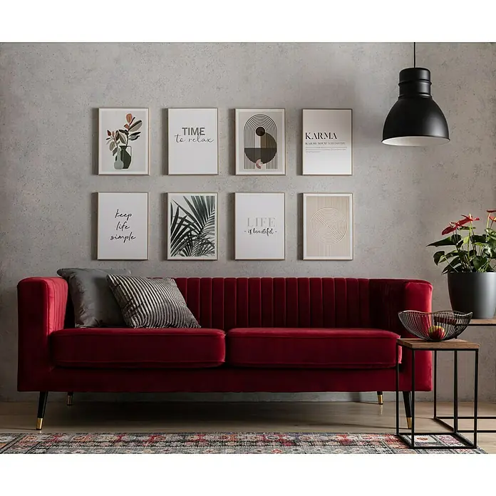 Reinders Bild Slim Frame Wood - Karma, B x H: 30 x 40 cm - Ein rotes Samtsofa mit zwei Kissen steht im Wohnzimmer, dekoriert mit Bildern und einem Beistelltisch mit Obstschale.