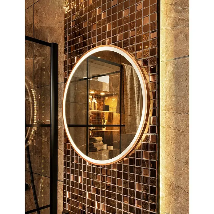 DSK Lichtspiegel DesireDurchmesser: 55 cm, Kupfer, Leuchtmittel - Ein runder LED-beleuchteter Spiegel an einer bronzefarbenen Mosaikwand im Badezimmer, der eine moderne und stilvolle Atmosphäre schafft.