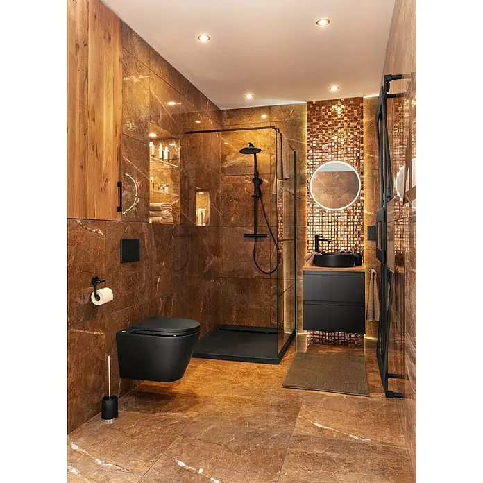 Geberit Betätigungsplatte Sigma 20 - 115.883.16.1 - Schwarz Lackiert, 2-Mengen-Spülung - Elegantes Badezimmer mit dunkler Toilette, Dusche und Waschtisch in modernem Design. Die Marmorfliesen verleihen dem Raum eine luxuriöse Note.