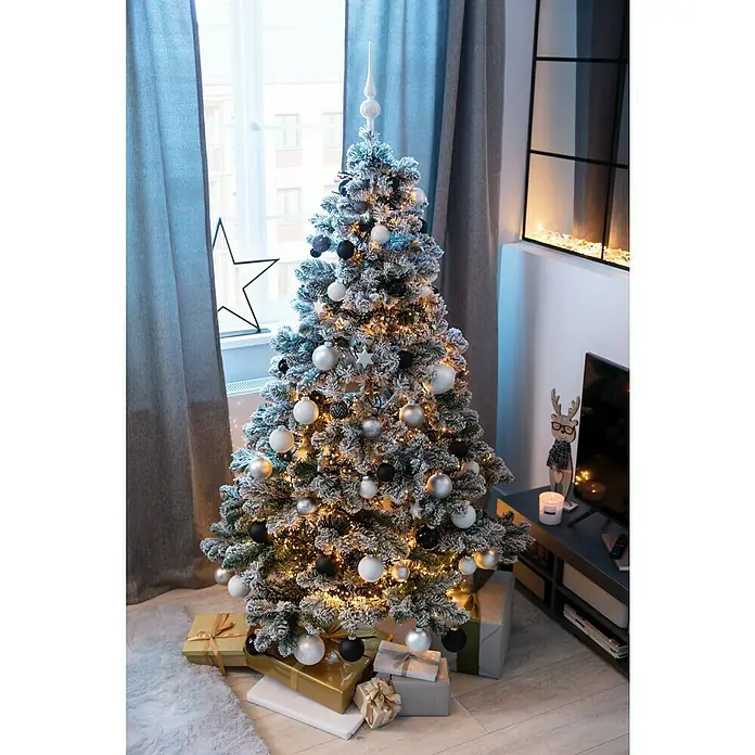 Künstlicher Weihnachtsbaum Imperial - Höhe: 180 cm, Grün, Standfuß - Festlicher Weihnachtsbaum mit weißen und schwarzen Kugeln, der eine gemütliche Weihnachtsstimmung verbreitet.