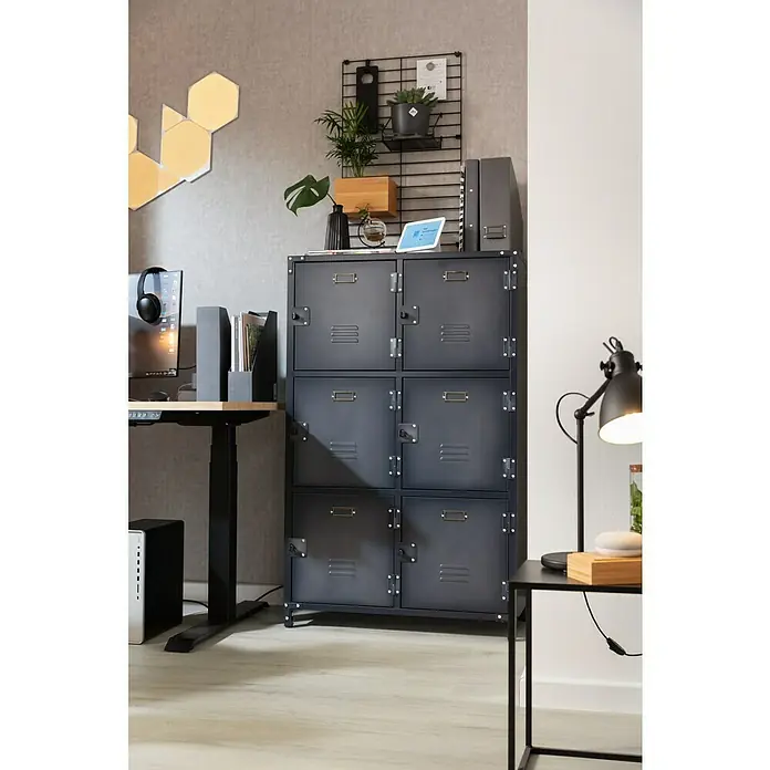 Rasch LOFT Vliestapete Uni - Grau, Betonoptik, 10,05 x 0,53 m - Das Bild zeigt einen schwarzen Spind mit sechs Fächern, ideal für Büro oder Arbeitszimmer, mit Pflanzen und Deko.