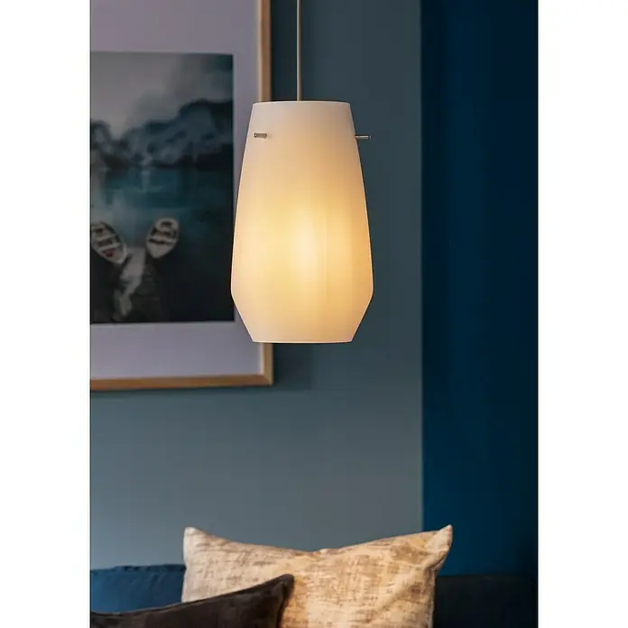 Paulmann URail 2Easy Lampenschirm Vento - Durchmesser: 17 cm, Opal, Glas, Rund - Nahaufnahme einer leuchtenden, weißen Pendelleuchte mit kegelförmigem Schirm, die ein warmes Licht ausstrahlt und eine gemütliche Atmosphäre schafft.