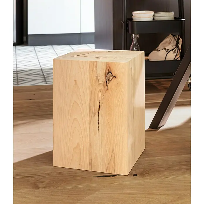 Noblewood Massivholzblock - Buche, 30 x 30 x 45 cm - Nahaufnahme eines hellen, würfelförmigen Holzschemels mit markanter Maserung, der auf einem Holzboden steht.