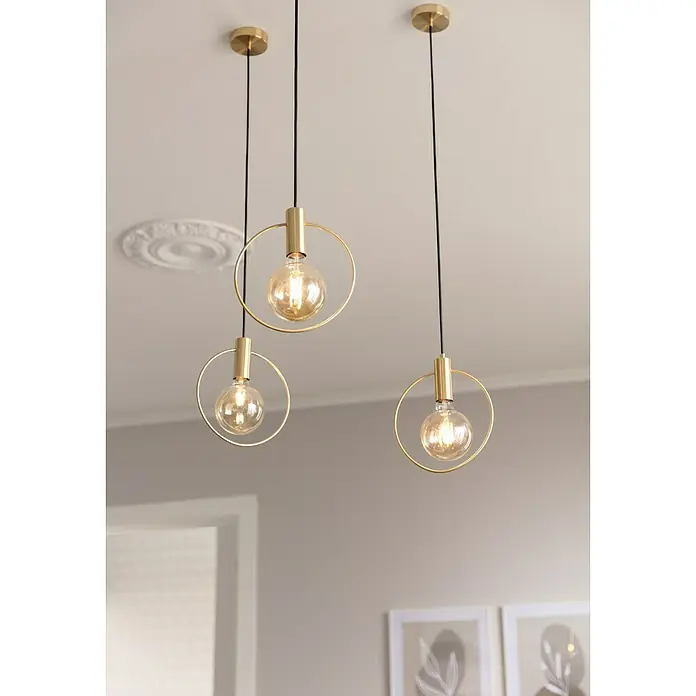 Eglo Pendelleuchte MANIZALES - 40 W, L x B x H: 25 x 105 x 110 cm, Messing-gebürstet, E27, Anzahl Leuchtmittel: 1 Stk. - Nahaufnahme von drei stilvollen Pendelleuchten mit goldenen Akzenten und dekorativen Glühbirnen, die ein modernes Designelement hervorheben.