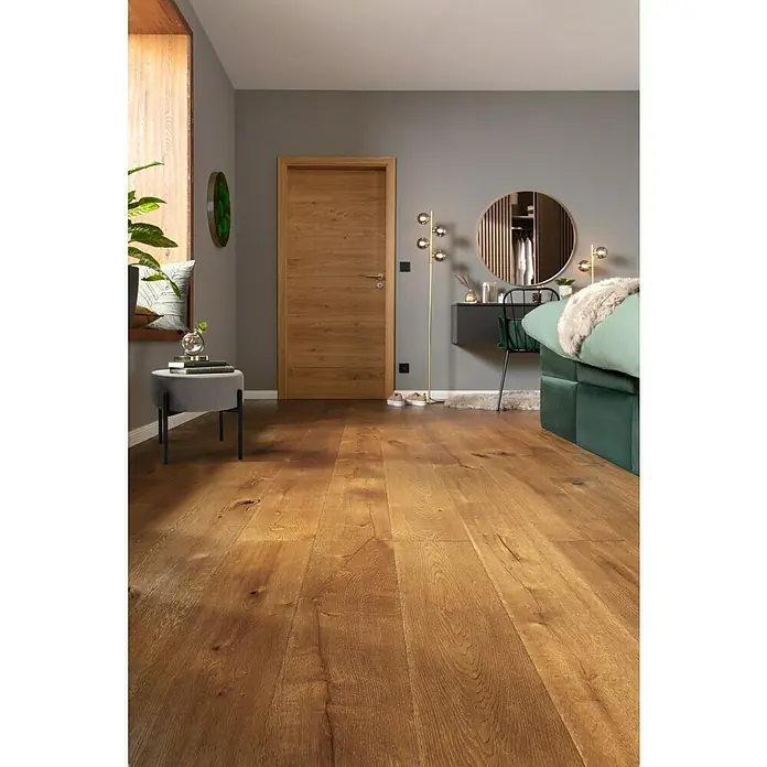 swingcolor Farbtester SIMPLY Wohnraumfarbe - Greige - Nr. 05, Matt, 50 ml - Das Bild zeigt einen Raum mit einem hellbraunen Holzboden. Eine Holztür und moderne Möbel ergänzen das Interieur.