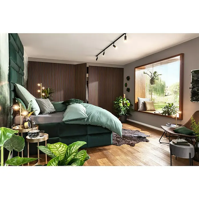 Paulmann URail Basis-Set - Schwarz, Länge: 2,3 m, Metall - Einladendes Schlafzimmer mit einem Boxspringbett in Smaragdgrün, akzentuiert durch Holzdetails und üppige Pflanzen für eine ruhige Atmosphäre.