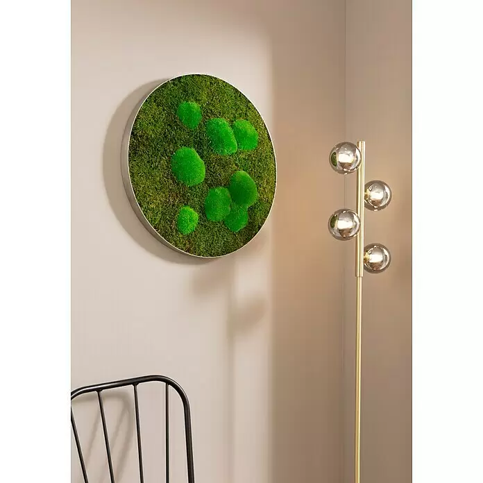 Lucide Tycho Lámpara de pie Gold - Altura: 154 cm, Oro - Arte circular de musgo con musgo verde y marco plateado, decorando una pared clara en un interior.