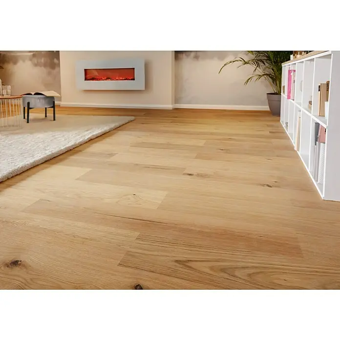 Living by Haro Parkett - Eiche geölt strukturiert, Landhausdiele, 1.085 x 180 x 11 mm - Nahaufnahme eines hellen Holzbodens in einem modernen Wohnzimmer, der Wärme und natürliche Eleganz ausstrahlt. Perfekt für zeitgemäße Raumgestaltung.