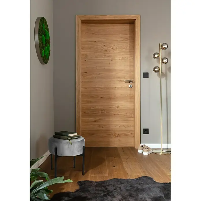 swingcolor Farbtester SIMPLY Wohnraumfarbe - Greige - Nr. 05, Matt, 50 ml - Bild eines Holzfurnier-Innentürdesigns. Die Tür ist mit einem Türgriff und einem Schlüsselloch ausgestattet und fügt sich nahtlos in die moderne Raumästhetik ein.