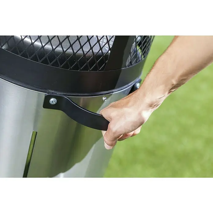Enders Estufa de exterior Polo - 3 kW - 6 kW, Altura: 115 cm - Primer plano de una mano sosteniendo un asa en una parrilla plateada para exteriores.