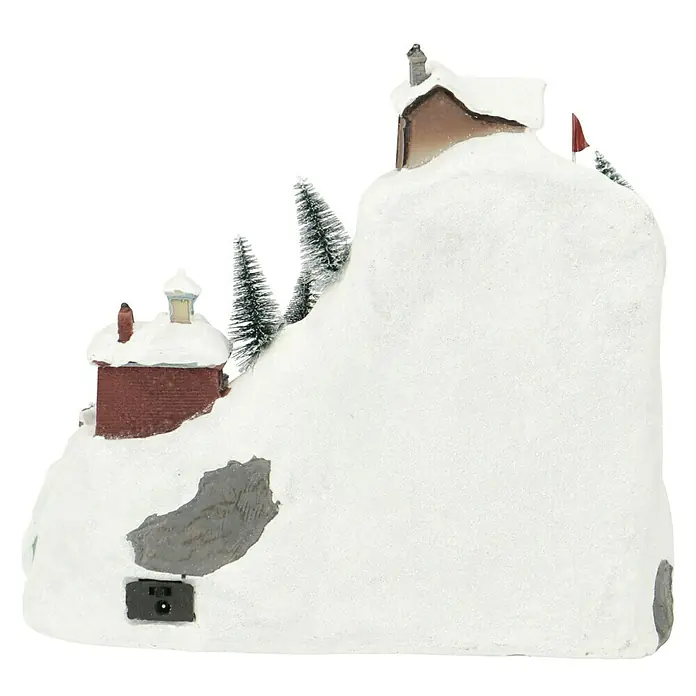 Konstsmide LED-Szenerie Skipiste - L x B x H: 31 x 20,5 x 27,5 cm, Bunt, Batteriebetrieben, LED - Winterliche Miniaturlandschaft mit verschneitem Haus und Bäumen, detailreich gestaltet und ideal für weihnachtliche Dekorationen.