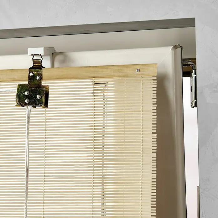 Expo Ambiente Klemmträger - 2 Stk., Geeignet für: Bambus, Weiß - Nahaufnahme einer beigen Bambusjalousie mit Metallelementen und weißer Kordel vor einem Fenster.
