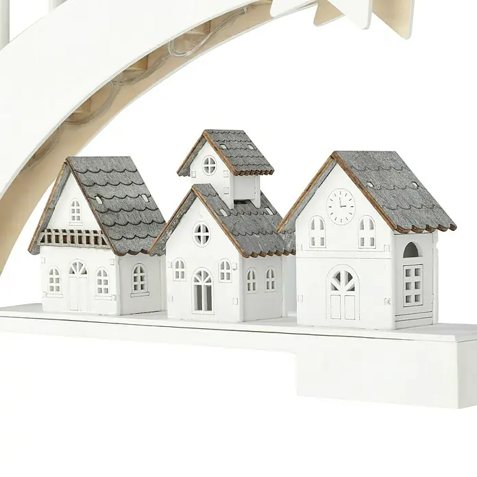 Konstsmide LED-Holzsilhouette Komet - 5 x 45 x 37 cm, Weiß, Batteriebetrieben, Warmweiß, 0,48 W - Nahaufnahme von drei Miniatur-Weihnachtshäusern aus Holz mit grauen Dächern auf einem weißen Regal, festliche Dekoration.
