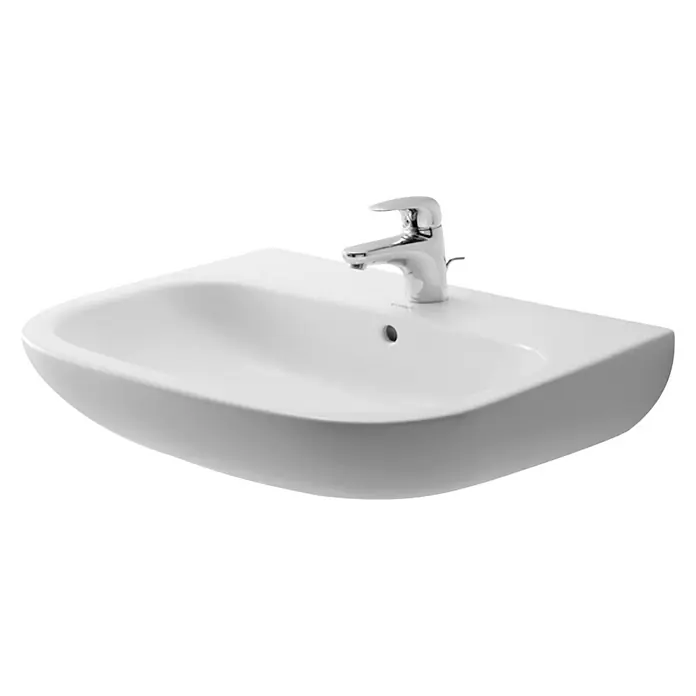 Duravit D-Code Waschtisch - 65 x 50 cm, Ohne Spezialglasur, Hahnloch: Mitte, Mit Überlauf, Weiß - Nahaufnahme eines weißen Keramikwaschbeckens mit einem glänzenden Chromhahn. Ein stilvolles und modernes Design für Ihr Badezimmer.