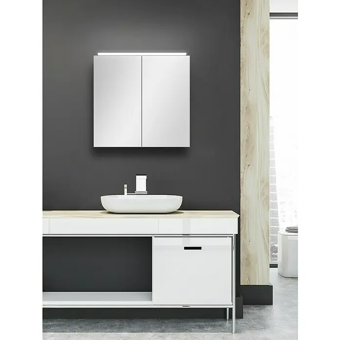 Camargue Spiegelschrank Aluminio Black - B x H: 60 x 60 cm, Schwarz - Modernes Badezimmer-Interieur mit weißem Waschtisch, ovalem Aufsatzwaschbecken und Spiegelschrank an grauer Wand.