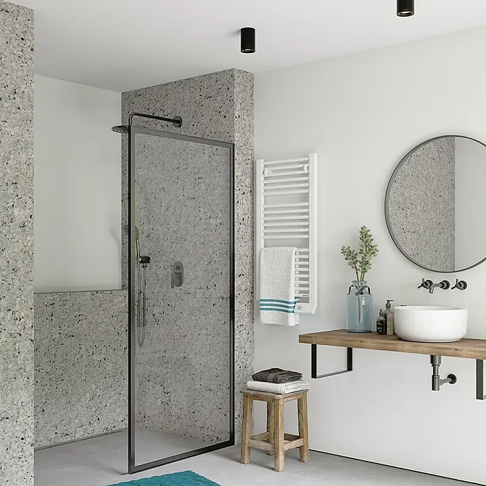 Edesa Radiador toallero eléctrico Cocoon - An x Al: 48 x 101,3 cm, 500 W, Blanco - Baño moderno con una elegante mampara de ducha, un lavabo sobre encimera con tocador y un espejo redondo para un ambiente elegante.