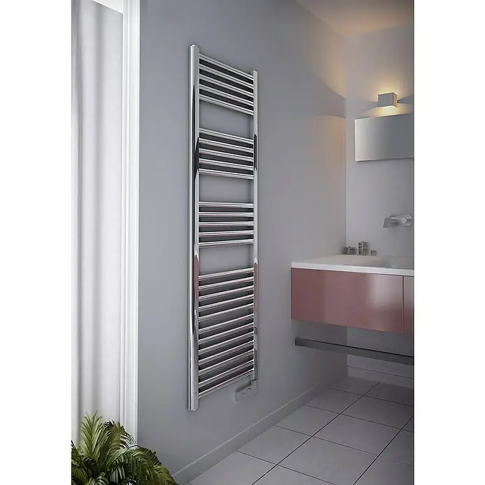 Radiador toallero eléctrico - An x Al: 48 x 79 cm, 300 W, Cromo - Escena de baño con un elegante toallero plateado montado en la pared, que proporciona calor y un elemento de diseño elegante.