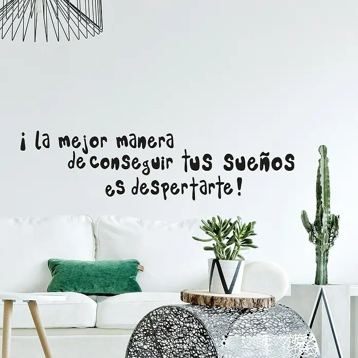Vinilo de pared La mejor manera - 68 x 48 cm, Gris viejo, Plástico - Un salón moderno con un sofá blanco, un cojín verde y una decoración de pared con una cita inspiradora.