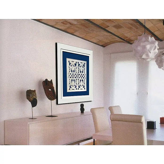 Cuadro de madera - Mandala cuadrado, An x Al: 70 x 70 cm, 1 pzs. - Una decoración de pared que muestra una imagen enmarcada en blanco y azul, complementada con máscaras artísticas en un aparador, transpira elegancia.