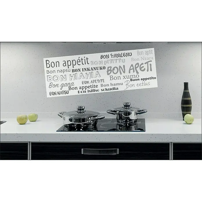 Vinilo de pared Bon Appetit - Plástico - Escena de cocina con utensilios de cocina en una estufa y una decoración de pared que muestra "Bon appétit" en varios idiomas.