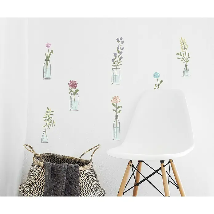 Vinilo de pared Flores - Plástico - La decoración de pared con flores dibujadas en jarrones, una cesta y una silla blanca crean un ambiente acogedor con encanto elegante.