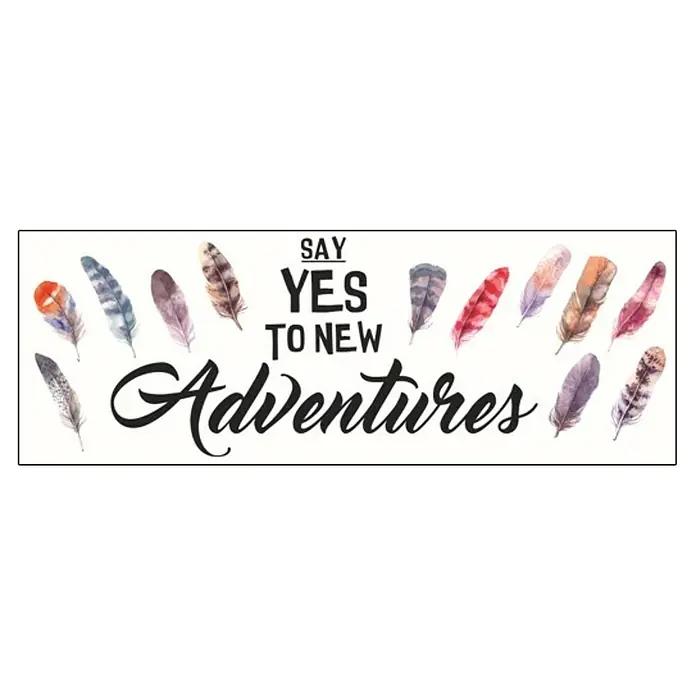 Vinilo de pared Say Yes - Plástico - Diseño de plumas de acuarela con las palabras "Say Yes To New Adventures" para un aspecto aventurero.