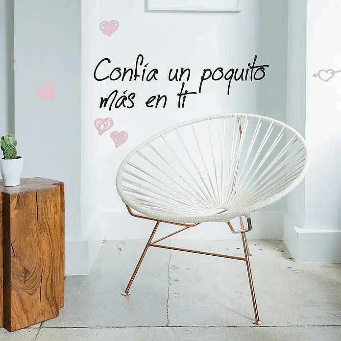 Vinilo de pared Confía - Plástico - Una moderna silla Acapulco blanca con estructura de cobre, un mueble elegante que combina confort y diseño y que llama la atención en cualquier habitación.