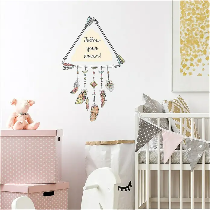 Vinilo de pared Sueño - 48 x 68 cm, Plástico - Una habitación infantil con un vinilo decorativo de un atrapasueños con las palabras "¡Sigue tu sueño!" y otros elementos.