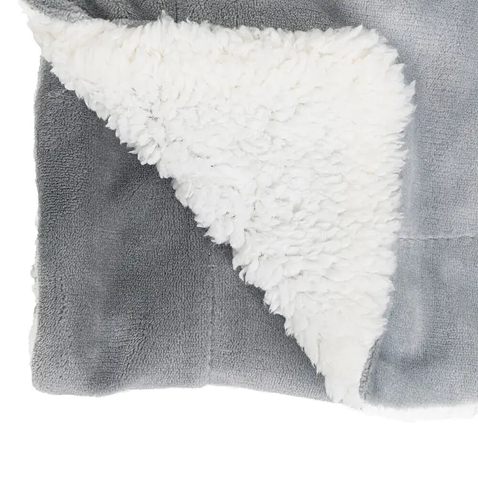 Manta para sofá Sherpa - 130 x 160 cm, Gris - Primer plano de una manta Sherpa suave de color gris que ofrece calidez y confort para momentos acogedores.