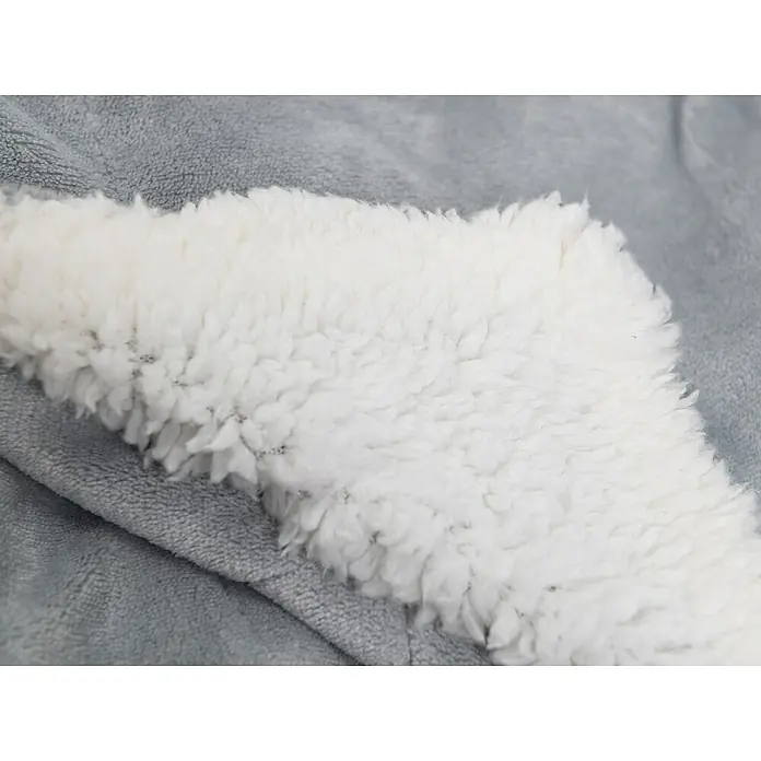 Manta para sofá Sherpa - 130 x 160 cm, Gris - Primer plano de una suave manta de felpa gris con forro Sherpa blanco, que ofrece calidez y confort para tardes acogedoras.
