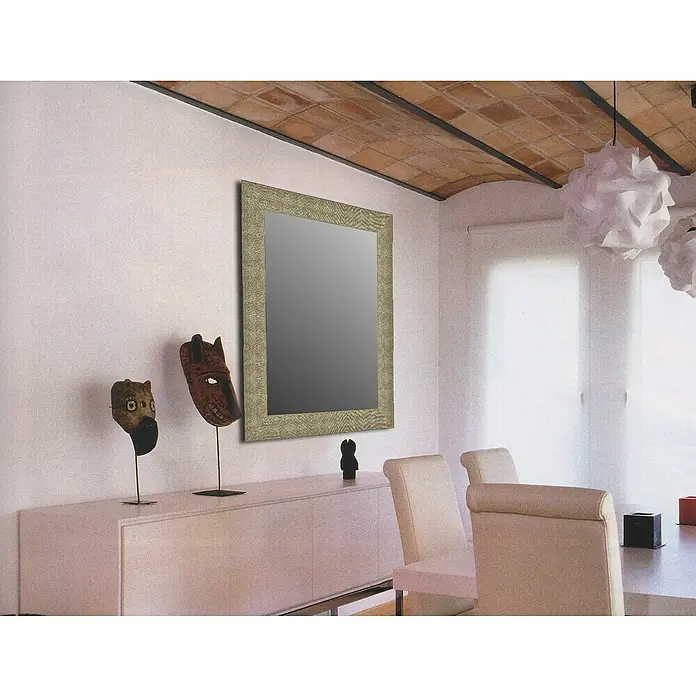 Espejo de pared Riga - 64 x 86 cm, Oro - Gran espejo de pared rectangular con marco decorado, complementado con máscaras decorativas e iluminación suave en un diseño interior moderno.