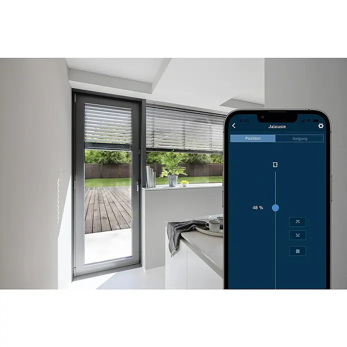 Bosch Smart Home Lichtsteuerung + Rollladensteuerung II - 1 Stk. - Das Bild zeigt eine Smartphone-App zur Steuerung von Jalousien. Die App-Oberfläche ist auf dem Smartphone zu sehen und zeigt die Position der Jalousien an.