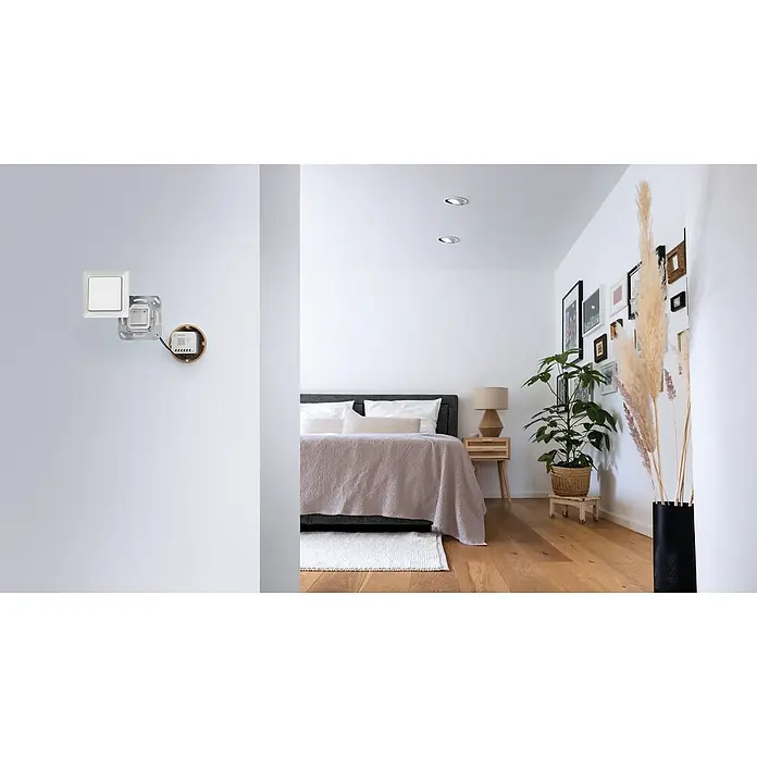Bosch Smart Home Lichtsteuerung + Rollladensteuerung II - 1 Stk. - Ein Wandschalter mit offenliegender Elektronik wird in einem modernen Schlafzimmer präsentiert. Der Fokus liegt auf dem innovativen Schalterdesign.