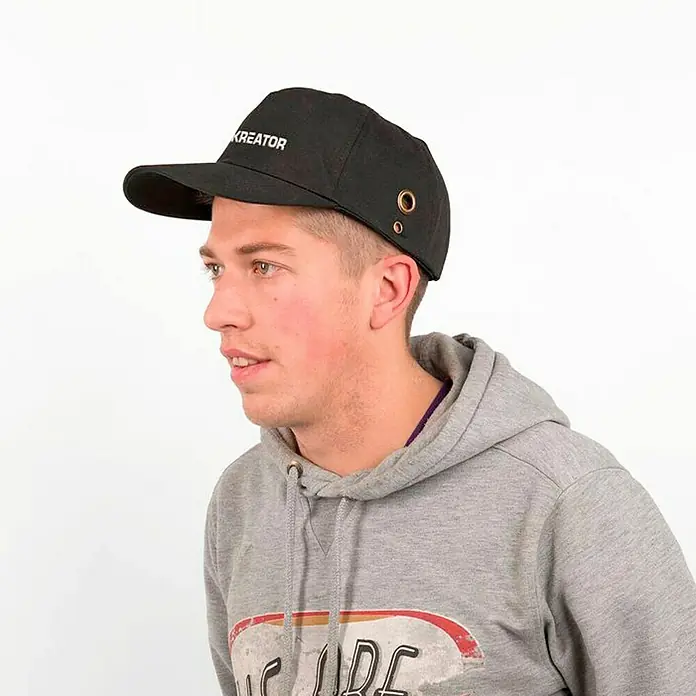 Kreator Gorra antigolpes - Universal - Aquí hay un primer plano de una gorra KREATOR negra. La gorra presenta dos ojales en el lateral para ventilación.
