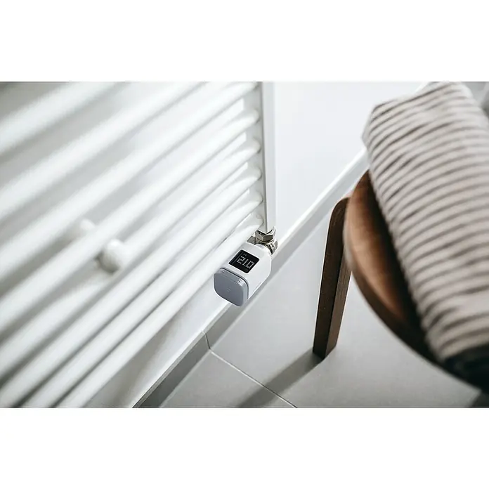 Bosch Smart Home Heizkörper-Thermostat II - M30 x 1,5 mm - Ein intelligenter Heizkörperthermostat ist an einem Heizkörper angebracht und zeigt eine Temperatur von 21 Grad an.