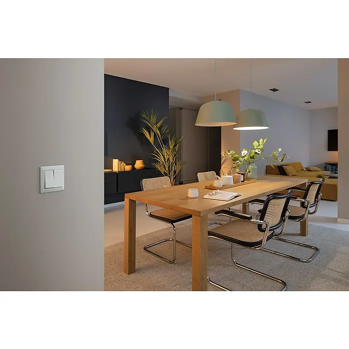 Bosch Smart Home Lichtsteuerung + Rollladensteuerung II - 1 Stk. - Ein moderner Raum mit einem stilvollen Lichtschalter an der Wand, der das elegante Design des Interieurs ergänzt.