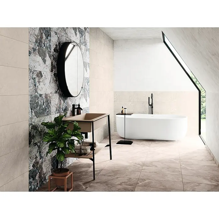 Domicil Feinsteinzeugfliese Stone Art - 30 x 60 cm, Caramel Beige, Matt - Elegantes Badezimmerdesign mit freistehender Badewanne, modernem Waschtisch und stilvoller Spiegelwand für ein luxuriöses Ambiente.
