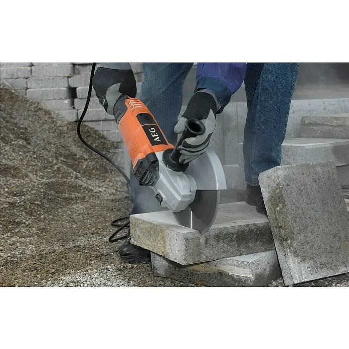 AEG Powertools Elektro-Winkelschleifer WS 22-230 E - 2.200 W, Durchmesser Scheibe: 230 mm, 6.600 U/min - Nahaufnahme eines AEG Winkelschleifers beim Schneiden eines Steins. Leistungsstarkes Werkzeug für Bauprojekte.