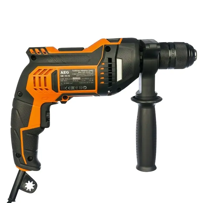 AEG Powertools Schlagbohrmaschine SBE 705 RE705 W, Schnellspannbohrfutter - AEG SBE 705 RE Schlagbohrmaschine in Schwarz und Orange. Ein robustes Elektrowerkzeug für vielseitige Bohrarbeiten in verschiedenen Materialien.