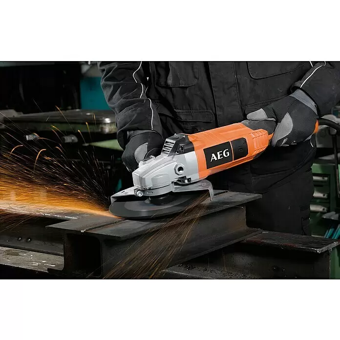 AEG Powertools Elektro-Winkelschleifer WS 22-230 E - 2.200 W, Durchmesser Scheibe: 230 mm, 6.600 U/min - Ein orange-grauer AEG Winkelschleifer schneidet Metall, dabei entstehen helle Funken.